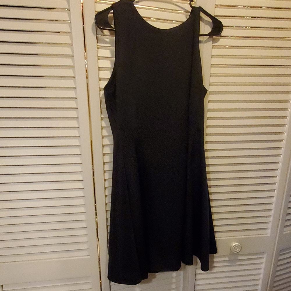 Black sleeveless short dress